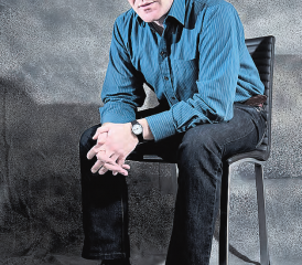 Vor Kurzem ist sein neuer Gedichtband «aushub» erschienen: Schriftsteller Markus Kirchhofer hat den Mut, auch im digitalen Zeitalter Lyrik in Printform zu veröffentlichen. (Bild: © Elena Bossard)