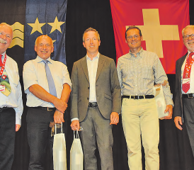 Grosse Einigkeit herrschte in der Mehrzweckhalle Holziken: Udo Fuchs, Ueli Maurer, Patrik Müller, Roger Köppel und Claude Georges (v.l.). Sie freuten sich über den gelungenen Abend. (Bilder: st.)