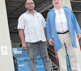 Arbeit rund um den Werkhof: Nachdem Willy Dahinden (r.) in den Ruhestand getreten ist, übernimmt Christhoku Thomai seine Aufgabe. (Bild: zVg.)