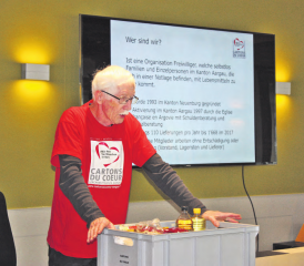 «570’000 Menschen in unserem Land sind von Armut betroffen»: Jakob Haller, Vorstandsmitglied von Cartons du Coeur Aargau beim Referat in Gränichen. (Bild: zVg.)