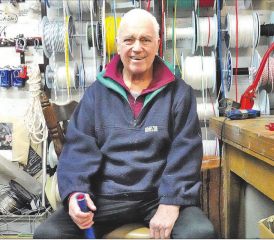 Ursus Merz in seinem Segelshop mit über 3000 Artikeln. (Bild: René Fuchs)