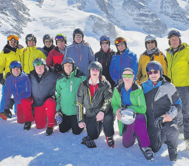 Eine muntere Schar genoss das frühlingshafte Bergwetter: Die Uerkner Männerriegler hatten anlässlich ihres Ski-Weekends in allen Teilen Glück. (Bild: zVg.)