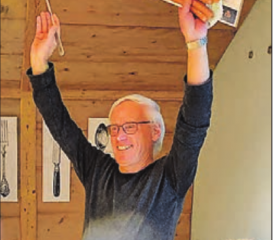 Grosse Freude: Viktor Hüsler mit graviertem Schöpflöffel.