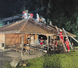 Feuer im Dach: Die Feuerwehr brachte den Brand in der Beinwiler Waldhütte rasch unter Kontrolle. (Bild: pz.)