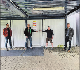 Schlüsselübergabe mit Social Distancing: Von links Kerem Bodur und Heinz Rosenast von der Jugendarbeit, Stefan Bürgin (Hauswart) und Heinz Häuptlin (Bauverwaltung). (Bild: zVg.)