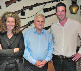 Lieferten sich eine hitzige Debatte um die Einbürgerung: SP-Grossrätin und Nationalratskandidatin Lelia Hunziker, Moderator Mathias Küng und Christoph Riner, SVP-Grossrat und Nationalratskandidat v. l. (Bild: aw.)