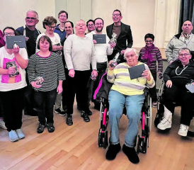 Höhepunkt der GV: Die Sportler wurden für langjährige Mitgliedschaft und regelmässige Besuche der Turnstunden geehrt. (Bild: zVg.)