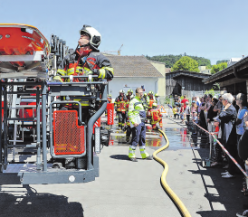 Einsatzübung der Feuerwehr Oberwynental: Betrieb vor und in der ISO Elektrodenfabrik an der Hauptstrasse 23. (Bilder: zVg.)