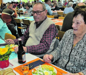 Währschafte Geselligkeit: Bei Speis und Trank und einem floralen Frühlingsgruss lässt es sich gut leben.