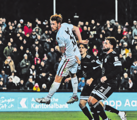 FCA-Verteidiger Serge Müller traf per Kopf zum 1:0.