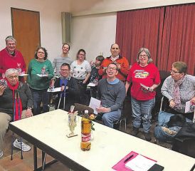 Trophäen eines erfolgreichen Jahres: Die Sportlerinnen und Sportler der Behindertensportgruppe Reinach. (Bild: zVg.)