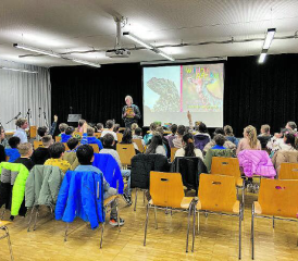 Die Schüler hatten viele Fragen für Thomas Sbampato. (Bild: zVg.)