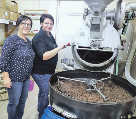 Mit allen Sinnen wird der Kaffee geröstet: Bernadette Slanzi (l.), Inhaberin der Kaffeerösterei Knubel AG und ihre Mitarbeiterin Claudia Lang mit der gut 80-jährigen Trommelröstmaschine. (Bilder: Remo Conoci)