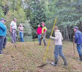 Förster Wunderlin erklärt, warum der Weiher nicht zu schattig sein darf. (Bilder: zVg.)