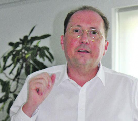 Gemeindeammann Jörg Bruder leitet seine letzte Medienkonferenz zum Finanzverlauf in Seengen. (Bild: grh)