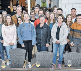 Apéro vor der alten Bar des Cinema 8: Die Schöftler Gemeindevertreter und die Jungbürger stiessen auf den alle zwei Jahre stattfindenden Anlass an. (Bilder aw.)