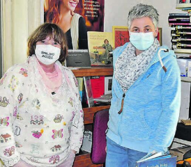 Zwei der guten Bibliotheksgeister: Heike Suter und Sandra Voumard in ihrem Metier (v.l.) (Bild: aw.)