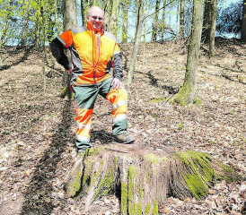 «Ich kenne die Bäume hier ganz genau»: Willi König an dem Ort im Müheler Wald, wo er 1984 als Lehrling Bäume gerodet und neu angepflanzt hat. (Bild: Kaspar Flückiger)