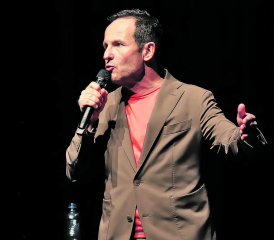 Claudio Zuccolini in Höchstform: Obwohl er sich über fast alles aufregt, konnte das Publikum im Saalbau Reinach herzhaft lachen. (Bild: rc.)