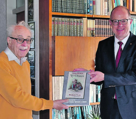 «Die Menziker Tabakfirma Weber Söhne: Dieter Weber (r.), Sohn des letzten Direktors, überreicht Historiker Peter Steiner die neu aufgelegte Firmengeschichte, welche er Mitte der 1990er Jahre verfasst hat. (Bild: mars.)