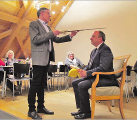 Landammann Markus Dieth wird in den Kreis der Ritter und Edelfrauen von und zu Liebegg aufgenommen. (Bilder: hzb.)