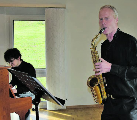 Gediegene Tafelmusik: Die beiden Musikschullehrer Ueli Nyffeler, Saxophon, und Emanuel Steffen, Klavier. (Bilder: st.)