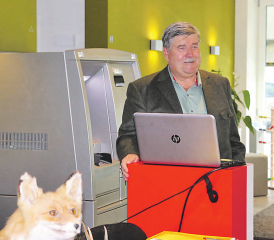 Jäger Jörg Stauffer bei der Raiffeisen Bank: «Die Jagd ist kein Hobby – sie ist Aufgabe und Verpflichtung». (Bild: zVg.)