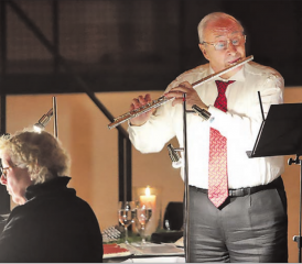 In kleinen und feinen Rahmen kamen die Besucher der Schloss-Schüür in den Genuss eines Konzerts mit Regula Grehn und Hugo Immoos. (Bilder: Remo Conoci)