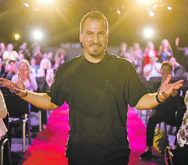 Ertul Topuzoglu: Der in Lenzburg wohnhafte Reinacher war einer der 80 Speaker des Weltrekord-Slams im deutschen Mastershausen. (Bild: zVg.)