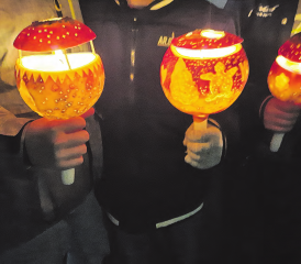 Wunderbare, vergängliche Kunstwerke − der Aufwand für die Herstellung der Räbeliechtli hat sich gelohnt. (Text und Bilder: Klasse 56a)