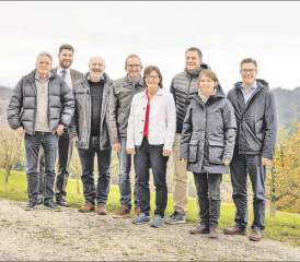 Nahmen vor Ort einen Augenschein vom geplanten Windenergie-Projektauf dem Stierenberg (v.l.): Urs Brücker (KR GLP), Andreas Bärtschi (Kantonsrat FDP), Markus Bucher (Kantonsrat Die Mitte), Roland und Priska Wismer (Initianten Windpark Stierenberg), Thomas Meier (Kantonsrat FDP), Priska Lorenz (Vorstand NELU) und Raymond Studer (Präsident NELU). (Bild: zVg.)