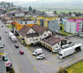 Es geht um des Areal im Vordergrund: Mit dem Kauf dieser Liegenschaft können mittelfristig einige Raumprobleme gelöst werden. (Bild: zVg.)