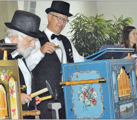 Sie überraschten mit ihrer Zugabe: Markus Bölsterli und Hansulrich Lehmann spielten die Amboss-Polka. Im Hintergrund Mirjam Schumacher. (Bilder: st.)