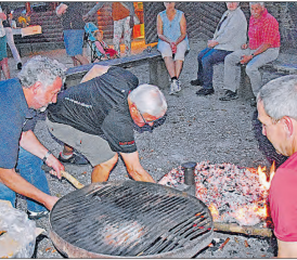 Waldhaushock des Langlaufvereins Kalthof-Wiliberg: Die Fleischspiesschen warten auf den Grill gelegt zu werden. (Bild: aw.)