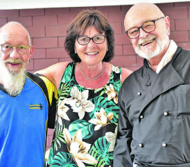 Drei zufriedene Helfer der Sportschützen Teufenthal: Spitzenschütze Dieter Müller (links), Schützenhauswirtin Margrit Haltiner und Vereinspräsident Toni Meier. (Bild: wr)