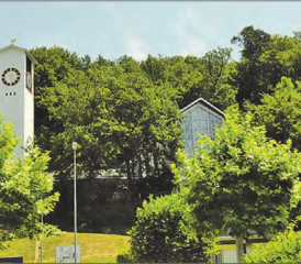 Kann bald ihr 60-Jahr-Jubiläum feiern: Die Müheler Kirche ist das Wahrzeichen der Gemeinde, modern und zeitgemäss – ein wahres Bijou. (Bild: st.)