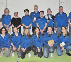 Die für langjährige Leitertätigkeit oder Ausführung eines Amtes Geehrten: Oben v.l. Fabian Müller, Vreni Wasser, Marion Schneider, Loris Hell, Andrin Döbeli, Julian Hell, Kevin Berner, Urs Walti, Peter Steiner. Unten v.l.: Nicole Hell, Anna Gubler, Nicole Suter, Nadine Beer, Alexandra Berner, Denise Marti. (Bild: zVg.)