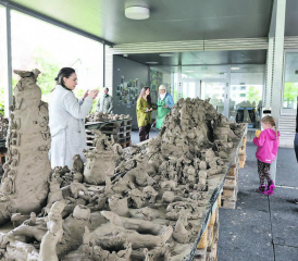 Kunstprojekt der Kunsttage: Die Kreisschule Reinach-Leimbach zeigte vergangene Woche ein beeindruckendes Gebilde aus Höhlen, Tieren und Fabelwesen. (Bild: dr.)