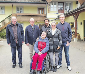 Glückliches Ende einer Aktion: Der von einer cerebralen Bewegungsstörung beeinträchtigte Jason Haller aus Gränichen bekam dank Unterstützung des Rotaryclubs Wynen- und Suhrental eine rollstuhlgängige Zufahrt zum Haus. (Bild: zVg.)