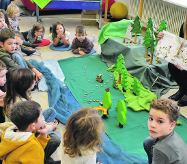 Gespannte und leuchtende Kinderaugen: Corinne Huwiler las in der Bibliothek Birrwil aus dem druckfrischen Bilderbuch. (Bilder: hg.)