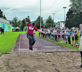 Wer springt am weitesten? Am Sporttag geben die Kinder alles. (Bild: zVg.)