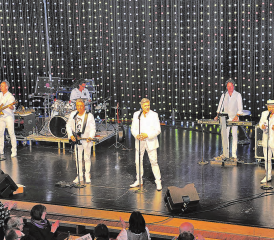 Schmelz, Schmalz und Schubidu im Saalbau Reinach: Impressionen vom «Stadl» mit Stefan Roos und den Paldauern. (Bilder: msu.)