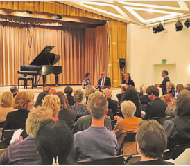 Prix Winkelried: Der Schweizer Botschafter Christian Schoenenberger in Stockholm zeichnet Ricardo Donoso (links) für sein uneigennütziges kulturelles Schaffen aus. (Bilder: zVg.)