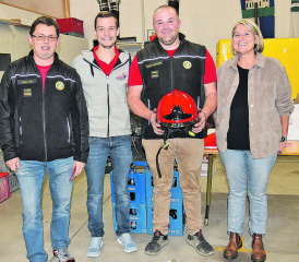 Zum Jahreswechsel Kommandostelle neu besetzt: Kommandant Mario Bär übergibt den roten Kommandantenhelm seinem Nachfolger Marco Schneiter, als Vizekommandant rückt Joel Hauri (Chef Elektroabteilung) nach, rechts Gemeinderätin Jeannine Graber. (Bild: aw.)