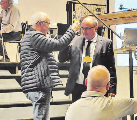 Vereinspräsident Peter Frey (links) und Ritter Markus Dieth stossen an auf eine weiterhin erfreuliche Zusammenarbeit. (Bilder: Roland Marti)