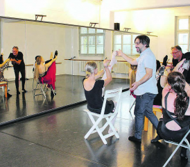 An einem Samstagmorgen versetzen sich Darsteller und Tänzerinnen bei den Proben zur «Csárdásfürstin» in das künftige Bühnengeschehen. (Bilder: grh)