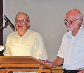 Ein arbeitsreicher Abend für Gemeinderat Peter Weber (li.): Er hatte gleich mehrere, im Zusammenhang mit dem Kreisel stehende Projekte zu erläutern. (Bild: Te.)