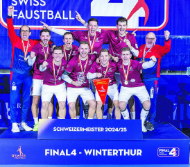 Das Männer-Team des STV Oberentfelden jubelt nach 2014, 2016 und 2022 über den vierten Hallen-Schweizermeistertitel. (Bild: fba/Swiss Faustball)