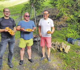 Die drei glücklichen Gewinner der feinen Zöpfe. Es gab zwar auch Sieger, doch die Preise wurden unter allen Teilnehmern ausgelost. (Bild: zVg.)