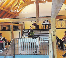 Feierliche Stimmung: Traditionsgemäss feiert die Reformierte Kirche Seon ihren Auffahrtsgottesdienst auf Schloss Liebegg in Gränichen. (Bild: zVg.)